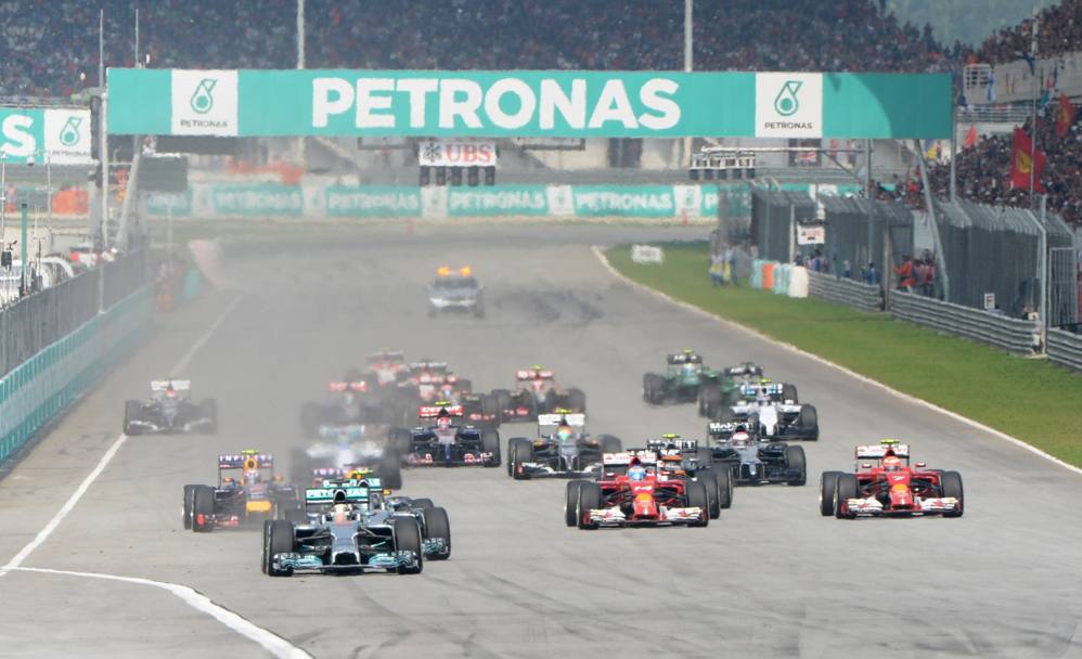 La partenza del GP di Malesia, Hamilton è già davanti a tutti. Afp